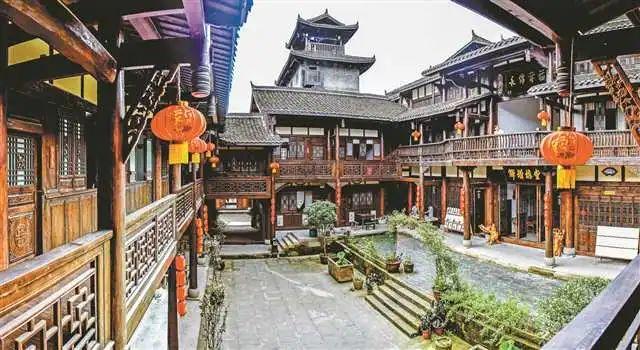 女子公交上被邻座男子猥亵,拍视频后开口制止:爪子管不住就剁了